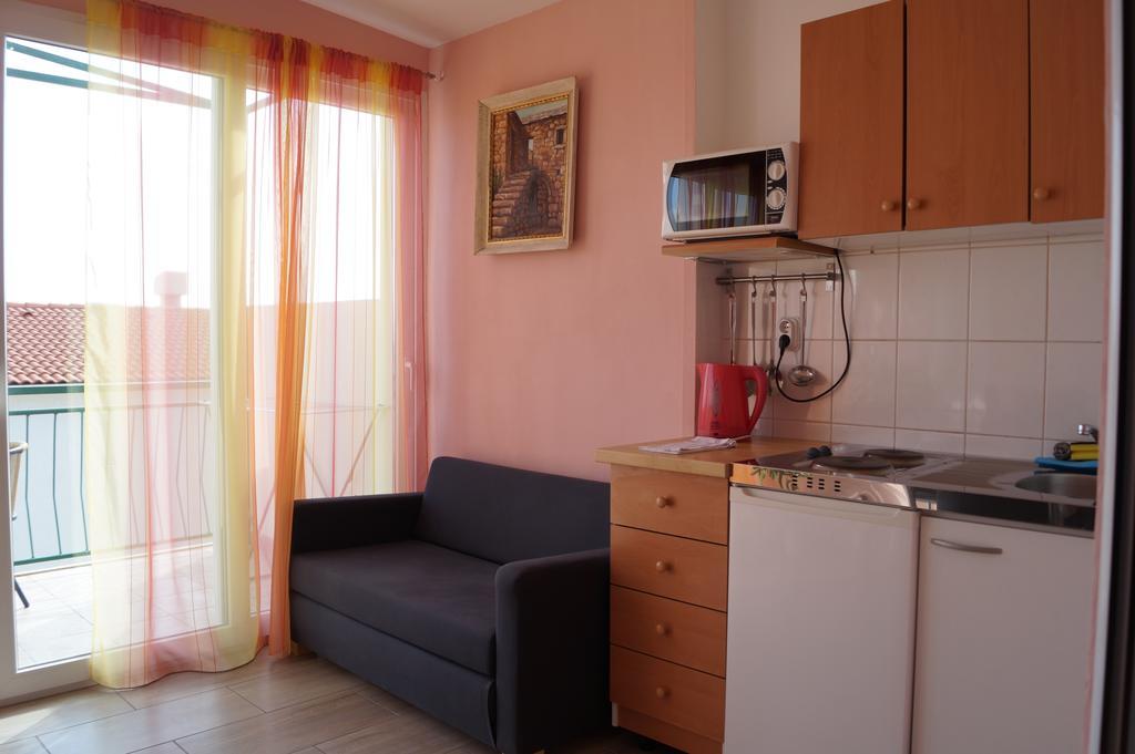 Apartments Mario With Private Parking Makarska Bagian luar foto