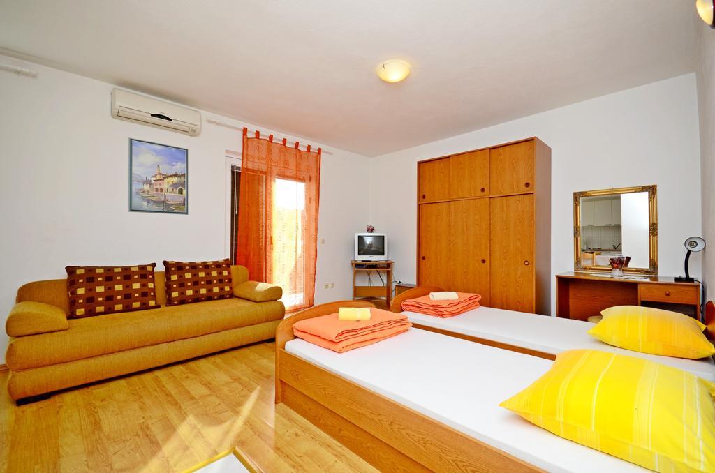 Apartments Mario With Private Parking Makarska Bagian luar foto