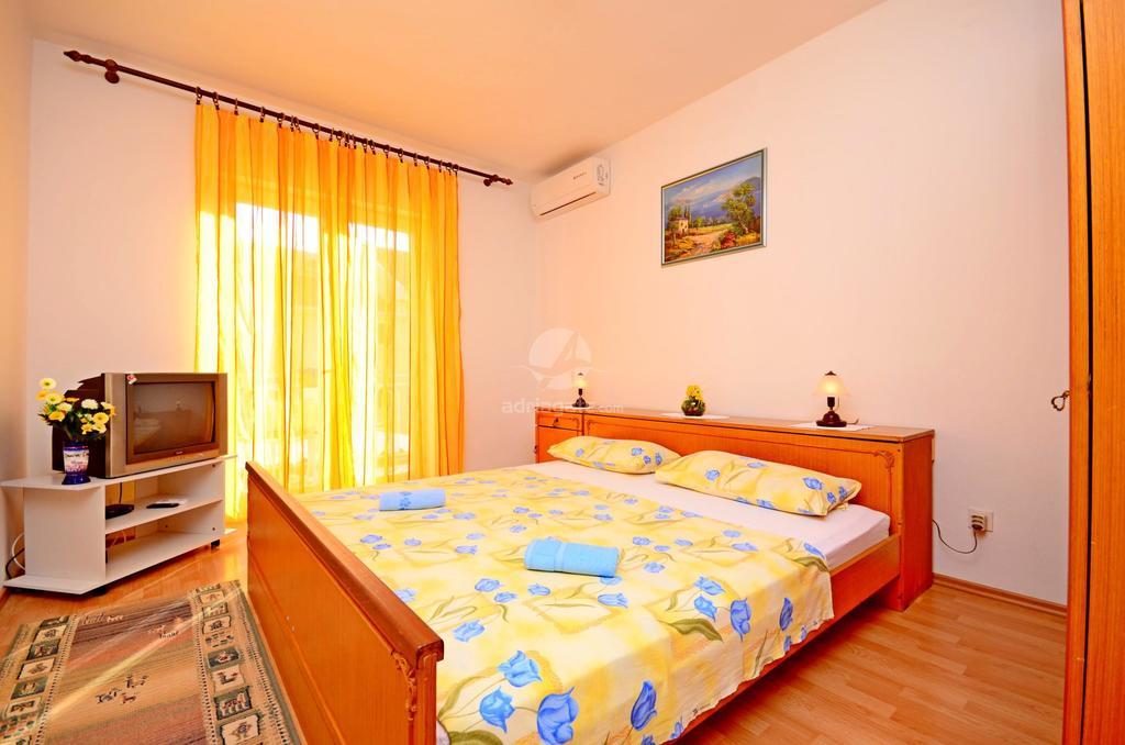 Apartments Mario With Private Parking Makarska Ruang foto