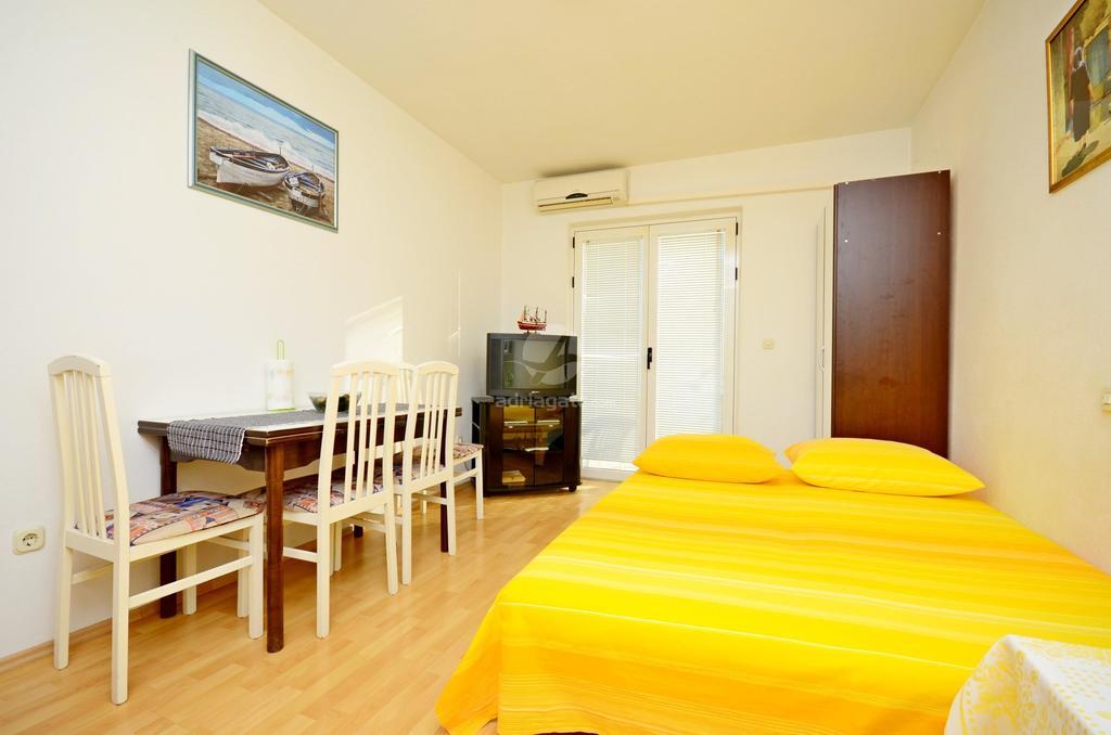 Apartments Mario With Private Parking Makarska Ruang foto