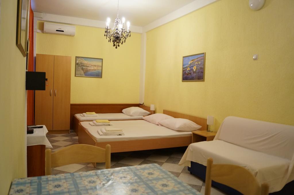 Apartments Mario With Private Parking Makarska Bagian luar foto