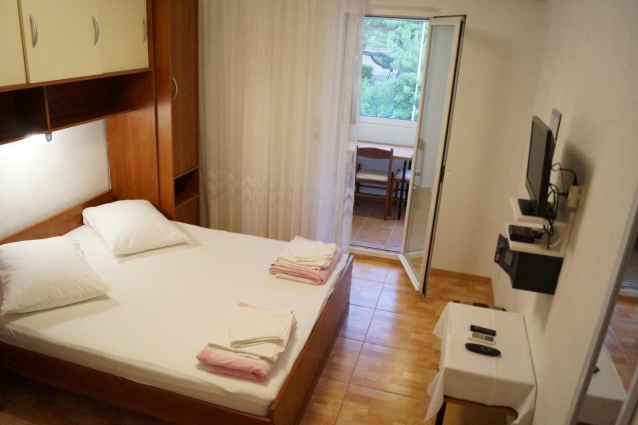 Apartments Mario With Private Parking Makarska Bagian luar foto