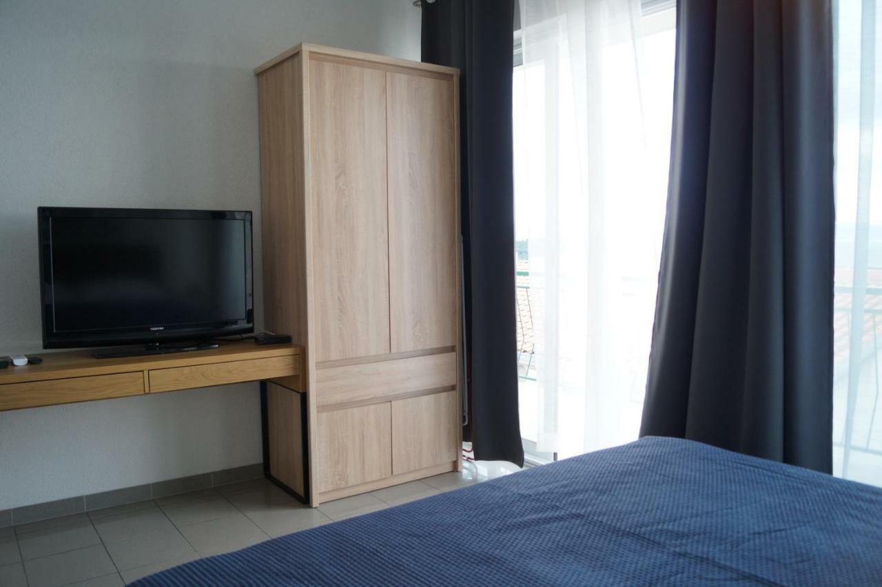 Apartments Mario With Private Parking Makarska Bagian luar foto
