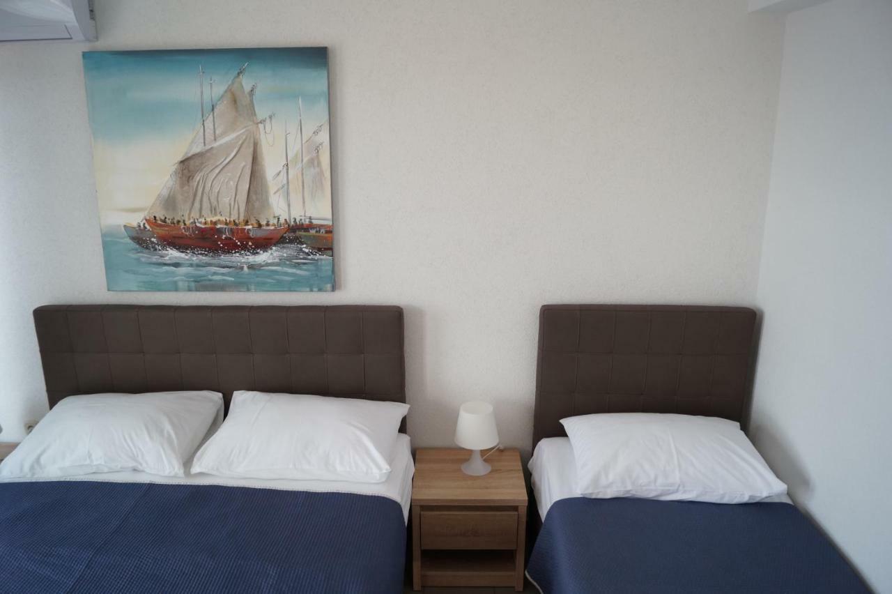 Apartments Mario With Private Parking Makarska Bagian luar foto